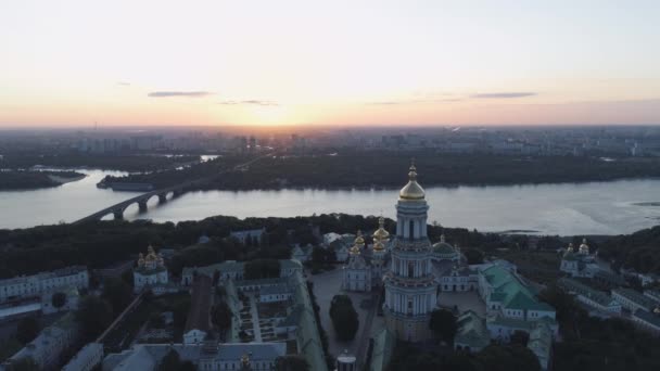 Aérea Kiev Pechersk Lavra Iglesia Ortodoxa Monasterio Museo Amanecer — Vídeos de Stock