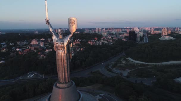 Aéreo Monumento Pátria Kiev Ucrânia Estátua Gigante Monumental Nascer Sol — Vídeo de Stock