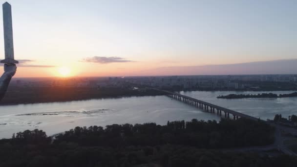 Antenne Motherland Monument Kiev Oekraïne Monumentale Reus Standbeeld Zonsopgang — Stockvideo