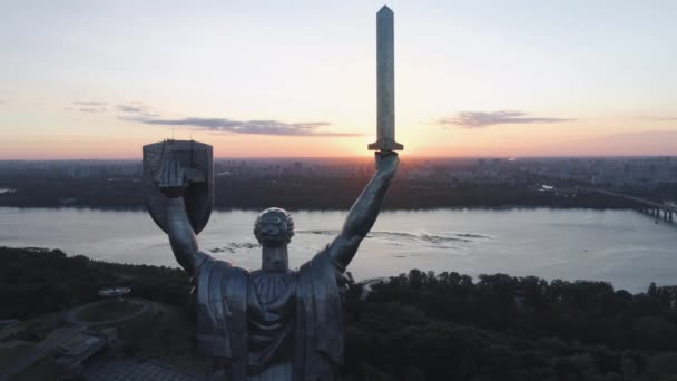 Antenne Motherland Monument Kiev Oekraïne Monumentale Reus Standbeeld Zonsopgang — Stockvideo