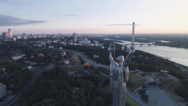 Aéreo Monumento Pátria Kiev Ucrânia Estátua Gigante Monumental Nascer Sol — Vídeo de Stock