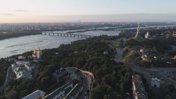 Aéreo Monumento Pátria Kiev Ucrânia Estátua Gigante Monumental Nascer Sol — Vídeo de Stock