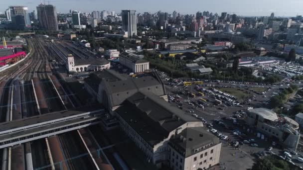 Luftaufnahmen Drohnen Fliegen Der Nähe Des Zentralen Kiewer Bahnhofs — Stockvideo