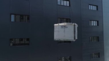 Havadan görünüm. Şantiyedeki vinç manipülatörü yükü kaldırır. 4k