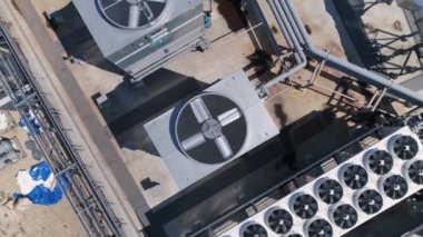 Havadan görünüm. Büyük alışveriş merkezinin çatısında klima ve havalandırma sistemleri.