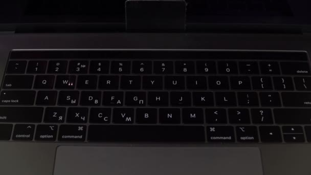 Lasersystem Das Kyrillische Buchstaben Auf Die Tastatur Des Laptops Graviert — Stockvideo