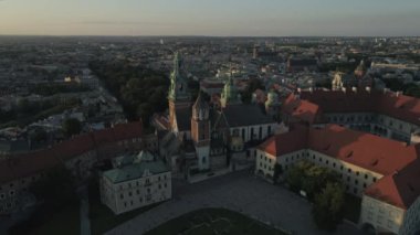 Havadan görünüm. Krakow, Polonya tarihi merkezinde Wawel Kalesi. Günbatımı. 4k