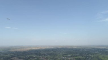 Havaalanına iniş için irtifayı düşüren uçağın drone atışı. 4k