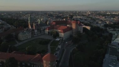 Havadan görünüm. Krakow, Polonya tarihi merkezinde Wawel Kalesi. Günbatımı. 4k