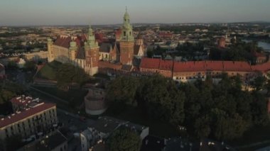 Havadan görünüm. Krakow, Polonya tarihi merkezinde Wawel Kalesi. Günbatımı. 4k