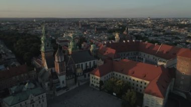 Havadan görünüm. Krakow, Polonya tarihi merkezinde Wawel Kalesi. Günbatımı. 4k