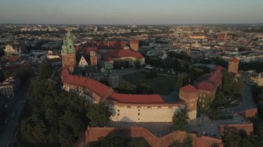 Havadan görünüm. Krakow, Polonya tarihi merkezinde Wawel Kalesi. Günbatımı. 4k