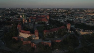 Havadan görünüm. Krakow, Polonya tarihi merkezinde Wawel Kalesi. Günbatımı. 4k