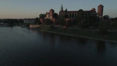 Havadan görünüm. Krakow, Polonya tarihi merkezinde Wawel Kalesi. Günbatımı. 4k