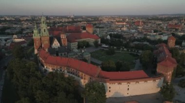 Havadan görünüm. Krakow, Polonya tarihi merkezinde Wawel Kalesi. Günbatımı. 4k