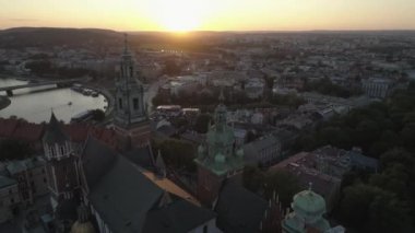 Havadan görünüm. Krakow, Polonya tarihi merkezinde Wawel Kalesi. Günbatımı. 4k