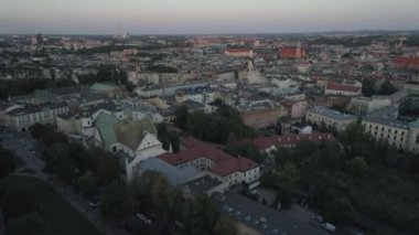 Krakow şehrinin havadan görünümü, Polonya. Şehir merkezinde yerleşim alanı. 4k