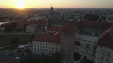 Havadan görünüm. Krakow, Polonya tarihi merkezinde Wawel Kalesi. Günbatımı. 4k
