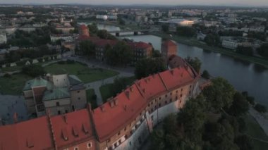 Havadan görünüm. Krakow, Polonya tarihi merkezinde Wawel Kalesi. Günbatımı. 4k