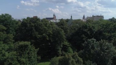 Krakow şehrinin havadan görünümü, Polonya. Şehir merkezinde yerleşim alanı. 4k