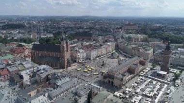 İnsansız hava aracı görüntüleri. Krakow eski şehir yukarıdan. Ana meydanda insan kalabalığı var. 4k