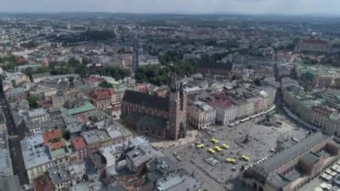 İnsansız hava aracı görüntüleri. Krakow eski şehir yukarıdan. Ana meydanda insan kalabalığı var. 4k