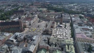 İnsansız hava aracı görüntüleri. Krakow eski şehir yukarıdan. Ana meydanda insan kalabalığı var. 4k
