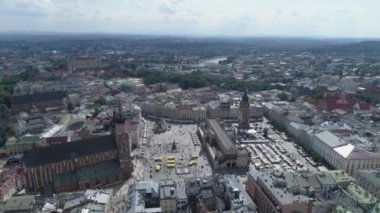 İnsansız hava aracı görüntüleri. Krakow eski şehir yukarıdan. Ana meydanda insan kalabalığı var. 4k