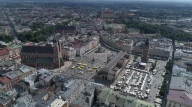 İnsansız hava aracı görüntüleri. Krakow eski şehir yukarıdan. Ana meydanda insan kalabalığı var. 4k