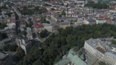 Krakow şehrinin havadan görünümü, Polonya. Şehir merkezinde yerleşim alanı. 4k