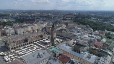 İnsansız hava aracı görüntüleri. Krakow eski şehir yukarıdan. Ana meydanda insan kalabalığı var. 4k