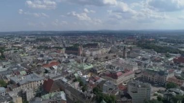 Krakow şehrinin havadan görünümü, Polonya. Şehir merkezinde yerleşim alanı. 4k