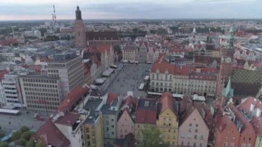 Wroclaw eski şehir pazar meydanının havadan görünümü. Akşam. 4k.