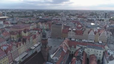 Wroclaw eski şehir pazar meydanının havadan görünümü. Akşam. 4k.