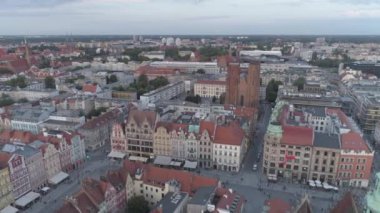 Wroclaw eski şehir pazar meydanının havadan görünümü. Akşam. 4k.