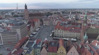 Wroclaw eski şehir pazar meydanının havadan görünümü. Akşam. 4k.