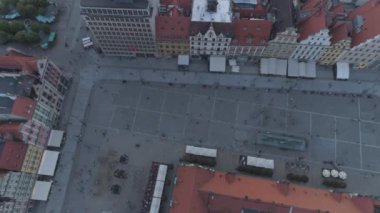 Wroclaw eski şehir pazar meydanının havadan görünümü. Akşam. 4k.