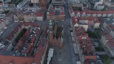 Wroclaw eski şehir pazar meydanının havadan görünümü. Akşam. 4k.
