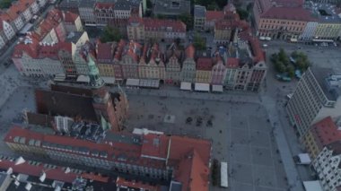 Wroclaw eski şehir pazar meydanının havadan görünümü. Akşam. 4k.