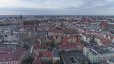 Wroclaw eski şehir pazar meydanının havadan görünümü. Akşam. 4k.