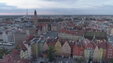 Wroclaw eski şehir pazar meydanının havadan görünümü. Akşam. 4k.