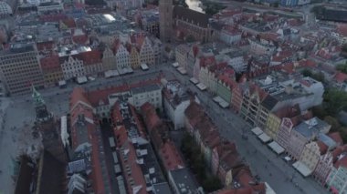 Wroclaw eski şehir pazar meydanının havadan görünümü. Akşam. 4k.