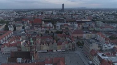Wroclaw eski şehir pazar meydanının havadan görünümü. Akşam. 4k.
