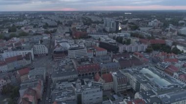 Wroclaw eski şehir havadan görünümü. Akşam. 4k.