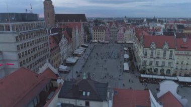 Wroclaw eski şehir pazar meydanının havadan görünümü. Akşam. 4k.