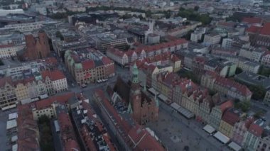 Wroclaw eski şehir pazar meydanının havadan görünümü. Akşam. 4k.