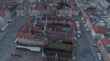 Wroclaw eski şehir pazar meydanının havadan görünümü. Akşam. 4k.