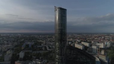 Sky Tower gökdeleni. Wroclaw şehir panoraması. Havadan görünüm. Polonya. 4k.