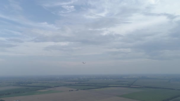 空港に着陸するための高度を下げる飛行機のドローンショット — ストック動画