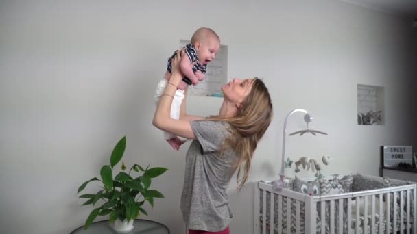 Brincar Com Bebê Mãe Mantém Filho Seus Braços Atira Para — Vídeo de Stock